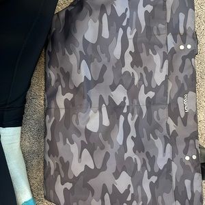 baggallini Extra-Large Carryall Tote Dark Grey Camo- minor stains on interior